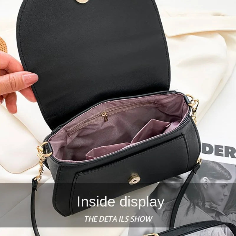 Bolsa Transversal Gatinho Preta com Corrente